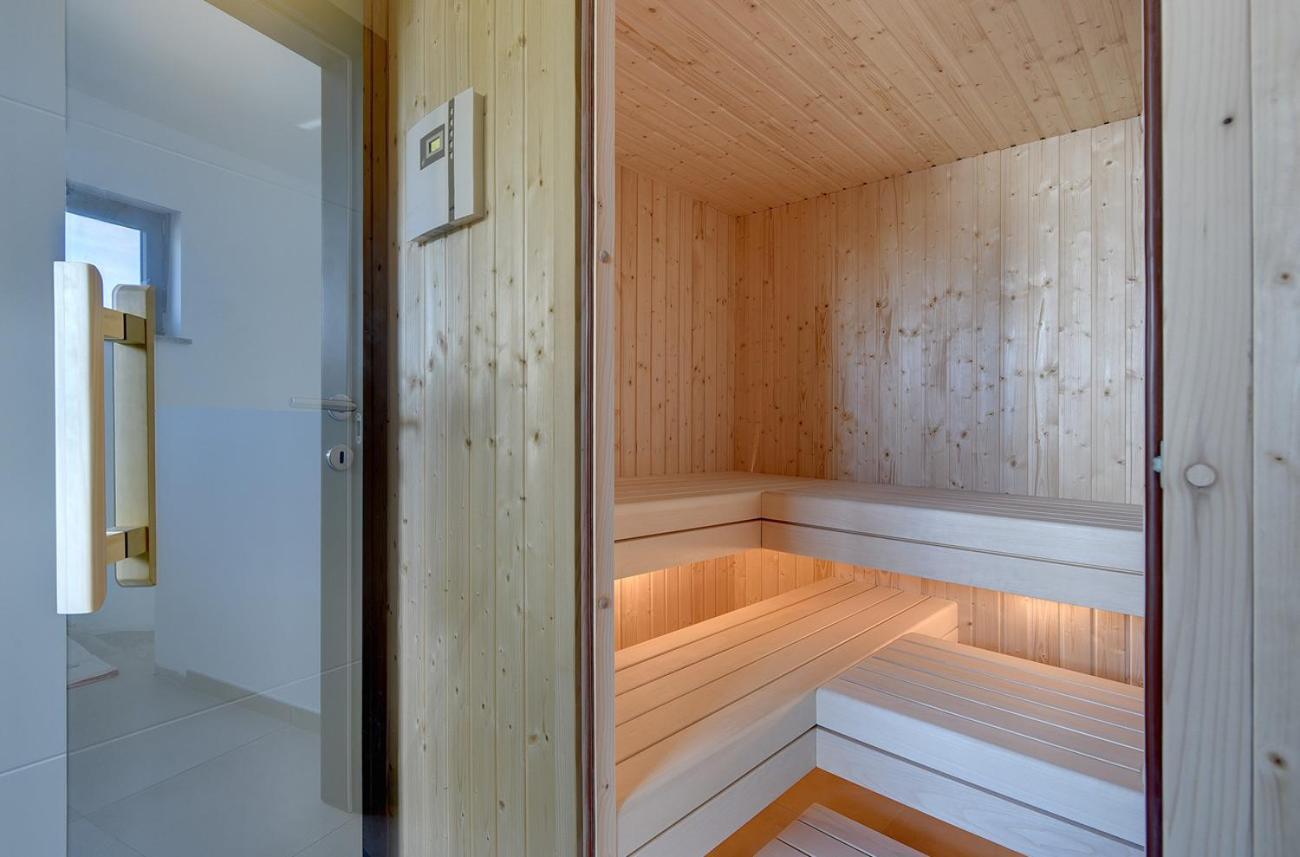 Villa Ula In Pula With Heated Pool And Sauna Exterior foto